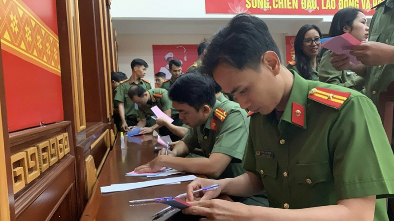 Rộn ràng lá phiếu nơi tuyến đầu Tổ quốc -0