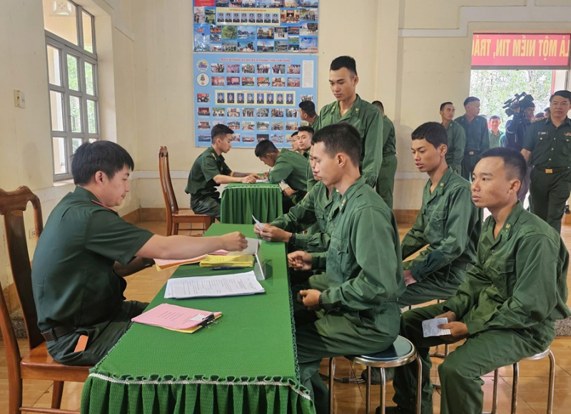 Rộn ràng lá phiếu nơi tuyến đầu Tổ quốc -0