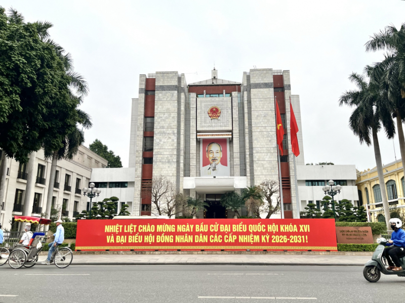 Hà Nội rộn ràng cờ hoa trước ngày bầu cử -0