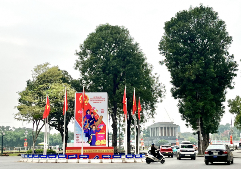 Hà Nội rộn ràng cờ hoa trước ngày bầu cử -0