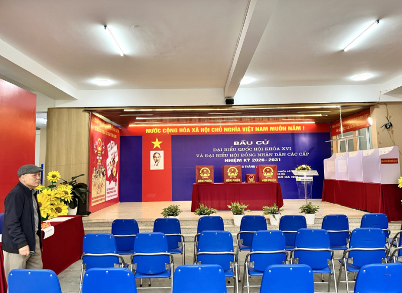 Hà Nội rộn ràng cờ hoa trước ngày bầu cử -0