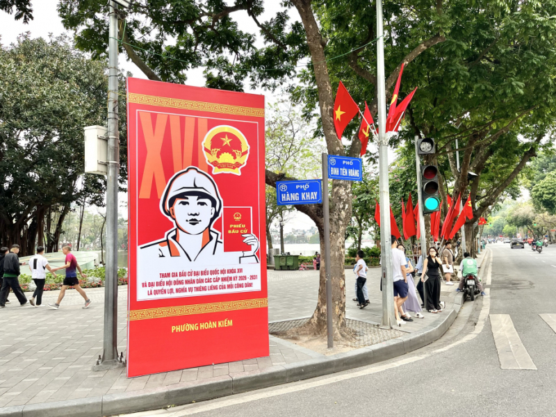 Hà Nội rộn ràng cờ hoa trước ngày bầu cử -0