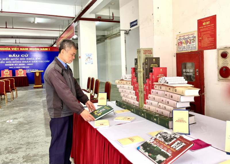 Hà Nội rộn ràng cờ hoa trước ngày bầu cử -0