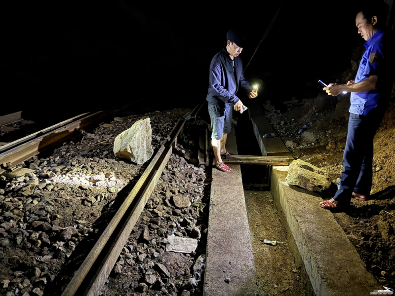 Cảnh báo mất an toàn đường sắt nghiêm trọng do sự cố đá rơi liên tục trên đèo Hải Vân -0