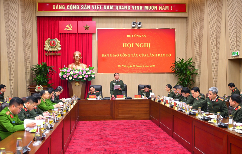 Ministry of Public Security holds leadership responsibilities handover ceremony -0