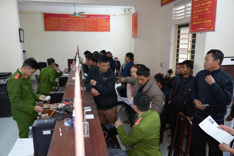 Công an xã Mường Xén căng mình hỗ trợ cử tri trước ngày bầu cử -0