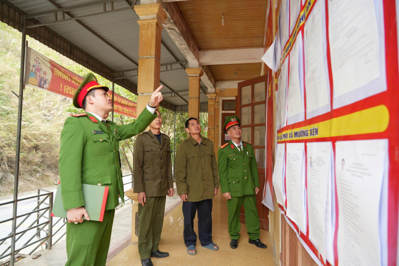 Công an xã Mường Xén căng mình hỗ trợ cử tri trước ngày bầu cử -0