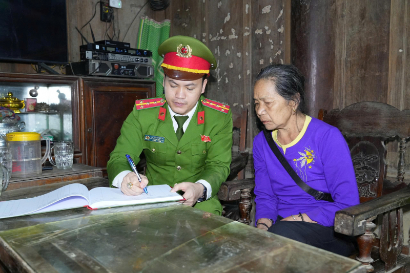 Công an xã Mường Xén căng mình hỗ trợ cử tri trước ngày bầu cử -0