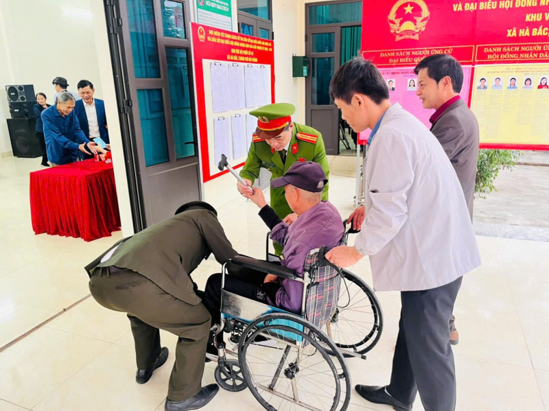 Công an Hải Phòng dìu bước cử tri cao tuổi đến ngày hội non sông -0