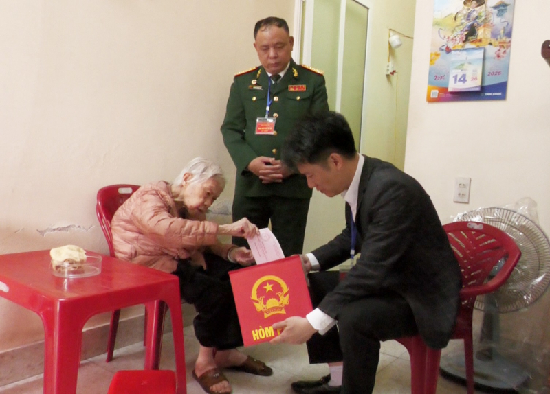 Công an Hải Phòng dìu bước cử tri cao tuổi đến ngày hội non sông -0