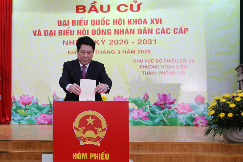 Cử tri cả nước thực hiện quyền và nghĩa vụ thiêng liêng của công dân -0