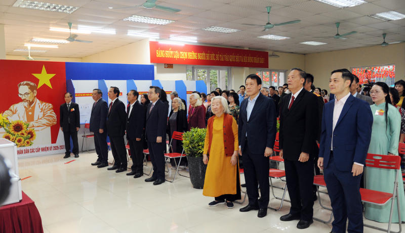 Bộ trưởng Lương Tam Quang bỏ phiếu bầu cử, thực hiện quyền và nghĩa vụ công dân -0