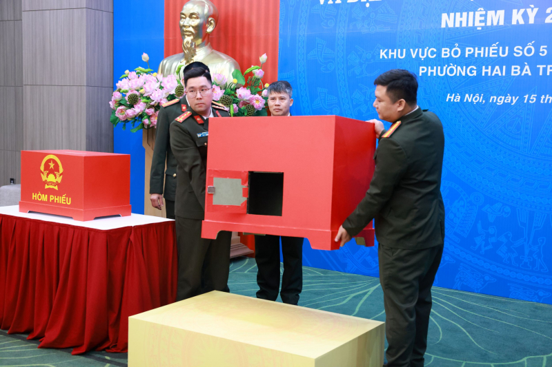 Lãnh đạo Bộ Công an tham gia bỏ phiếu khu vực bỏ phiếu số 5, đơn vị bầu cử số 1 -0