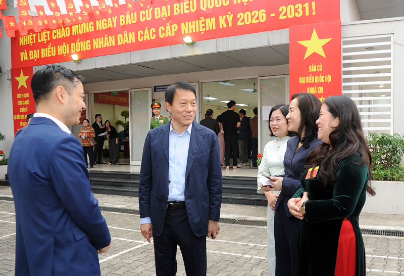 Bộ trưởng Lương Tam Quang bỏ phiếu bầu cử, thực hiện quyền và nghĩa vụ công dân -0