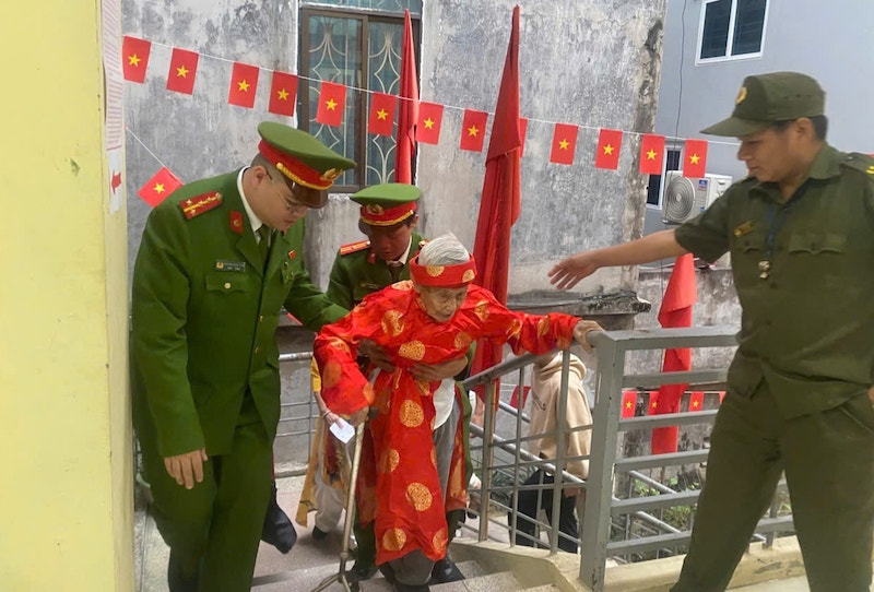 Những hình ảnh đẹp của Công an Thủ đô trong ngày bầu cử -0