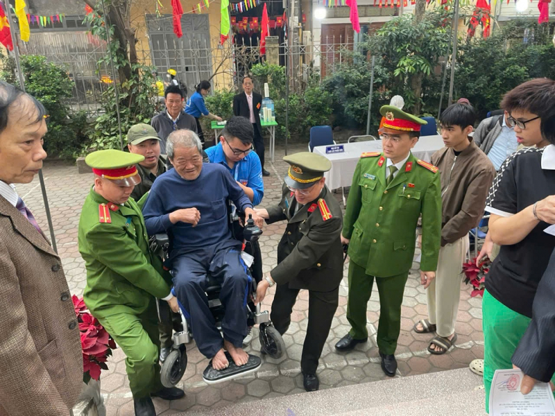 Những hình ảnh đẹp của Công an Thủ đô trong ngày bầu cử -1