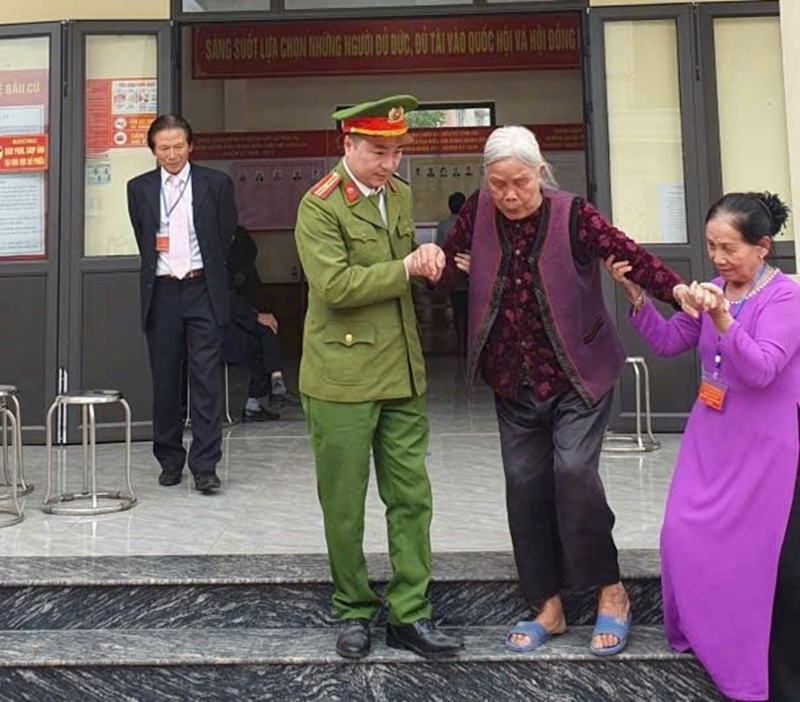Công an Hải Phòng dìu bước cử tri cao tuổi đến ngày hội non sông -0