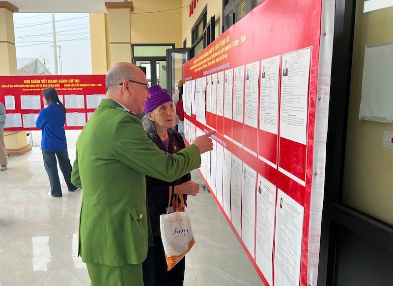 Những hình ảnh đẹp của Công an Thủ đô trong ngày bầu cử -0