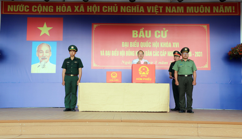 Rộn ràng “Ngày hội non sông” nơi địa đầu cực Nam của Tổ quốc -0