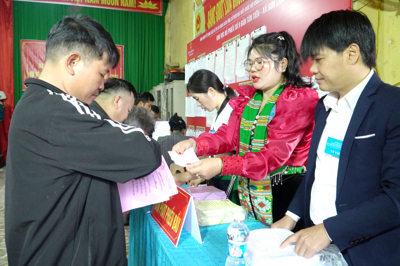 Cử tri vùng biên giới Nghệ An nô nức đi bầu cử -0