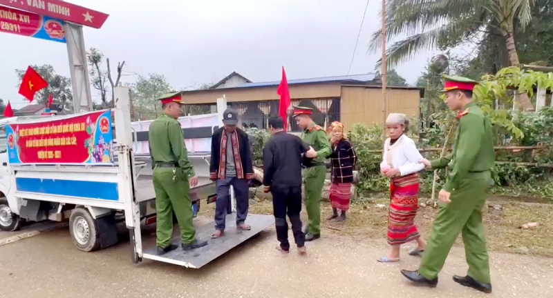 Cảnh sát dùng xe chuyên dụng hỗ trợ cử tri dân tộc Chứt đi bỏ phiếu -0