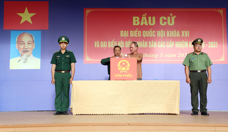 Rộn ràng “Ngày hội non sông” nơi địa đầu cực Nam của Tổ quốc -0