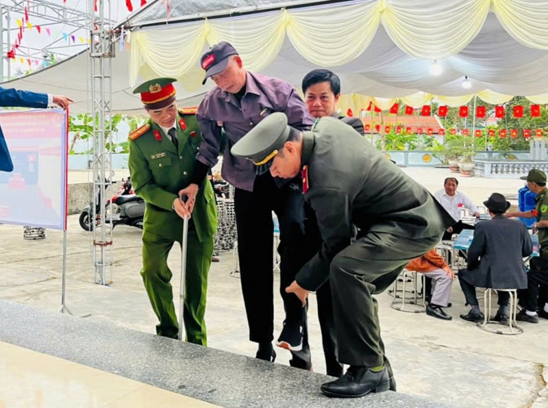 Công an Hải Phòng dìu bước cử tri cao tuổi đến ngày hội non sông -0