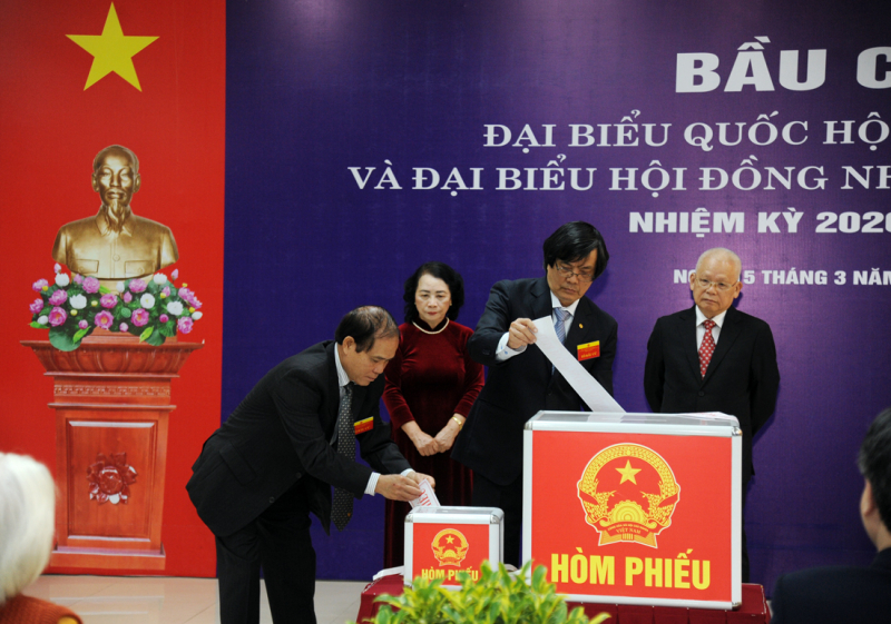 Bộ trưởng Lương Tam Quang bỏ phiếu bầu cử, thực hiện quyền và nghĩa vụ công dân -0