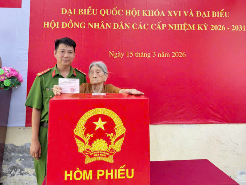 Cụ bà 100 tuổi đi bỏ phiếu bầu cử ở Cần Thơ -0