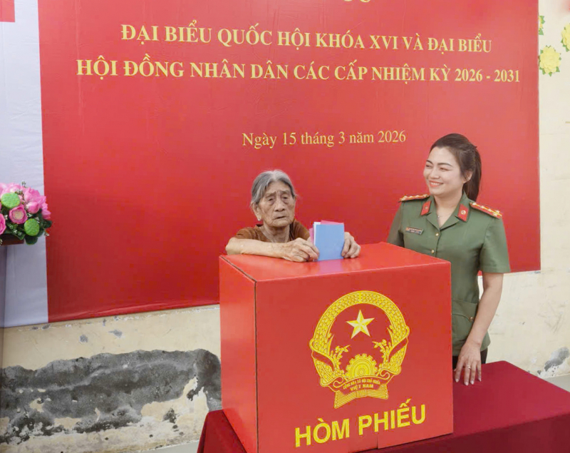 Cụ bà 100 tuổi đi bỏ phiếu bầu cử ở Cần Thơ -1