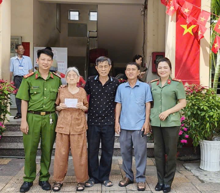 Cụ bà 100 tuổi đi bỏ phiếu bầu cử ở Cần Thơ -2