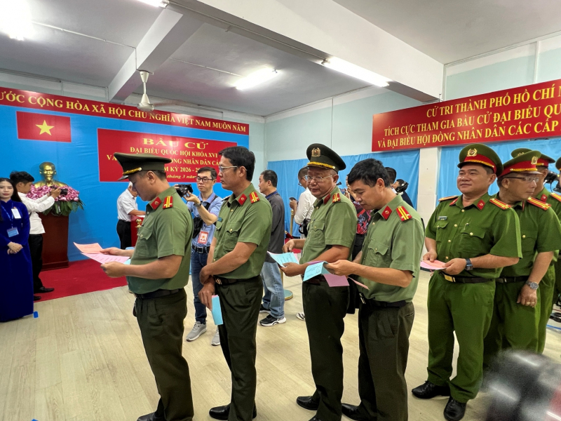 Cử tri TP Hồ Chí Minh nô nức tham gia bầu cử  -1