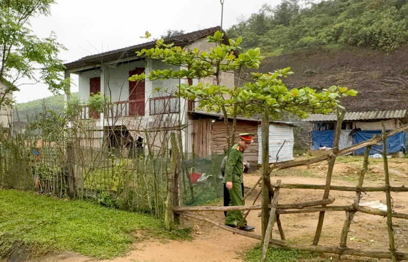 Cảnh sát dùng xe chuyên dụng hỗ trợ cử tri dân tộc Chứt đi bỏ phiếu -0