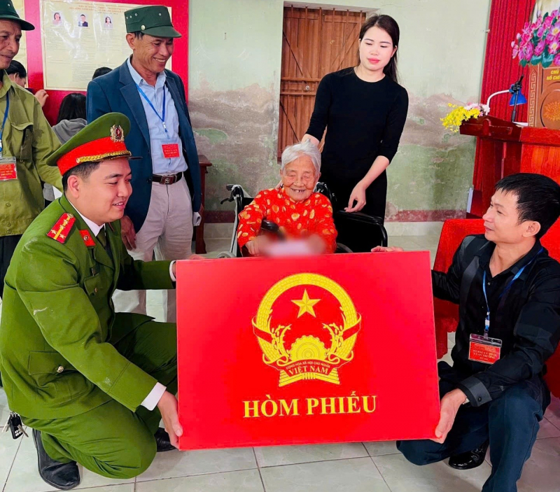 Công an Hải Phòng dìu bước cử tri cao tuổi đến ngày hội non sông -0