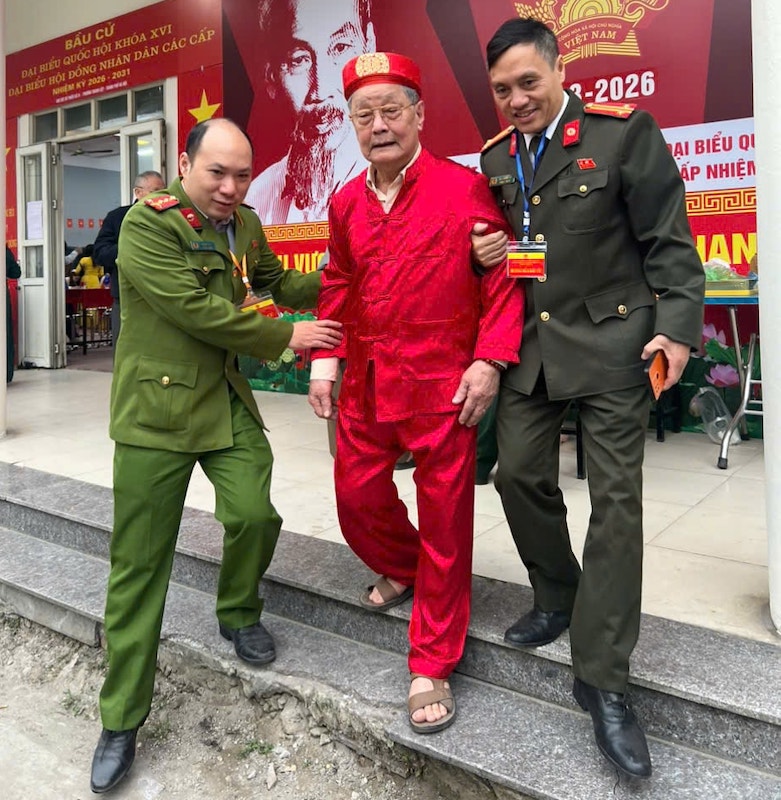 Những hình ảnh đẹp của Công an Thủ đô trong ngày bầu cử -0