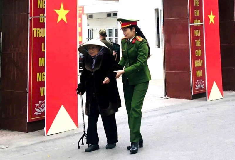 Công an Hải Phòng dìu bước cử tri cao tuổi đến ngày hội non sông -0