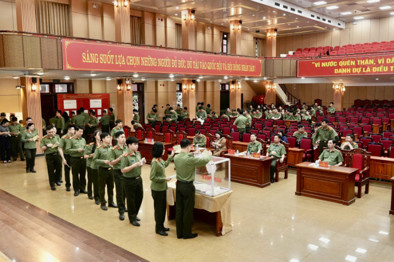 Niềm tự hào của học viên CAND trong lần đầu cầm lá phiếu -0