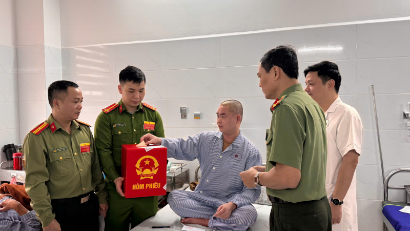 Những lá phiếu đặc biệt nơi giường bệnh -0