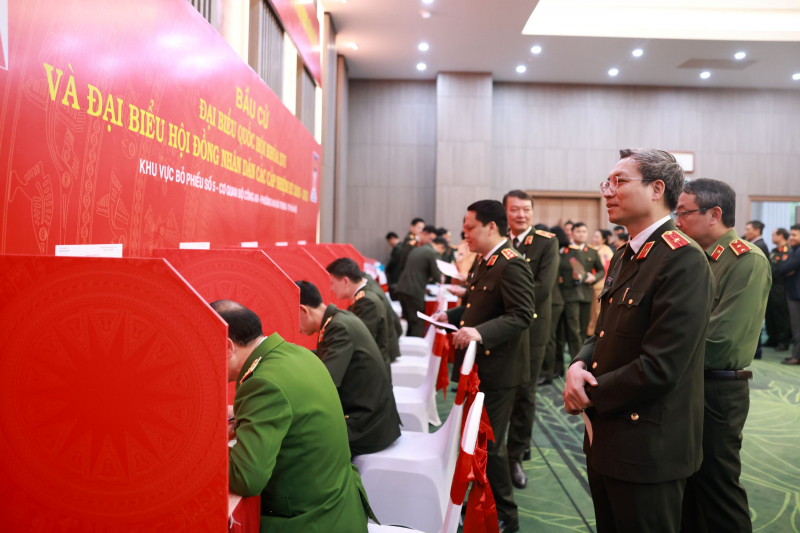 Lãnh đạo Bộ Công an tham gia bỏ phiếu khu vực bỏ phiếu số 5, đơn vị bầu cử số 1 -0