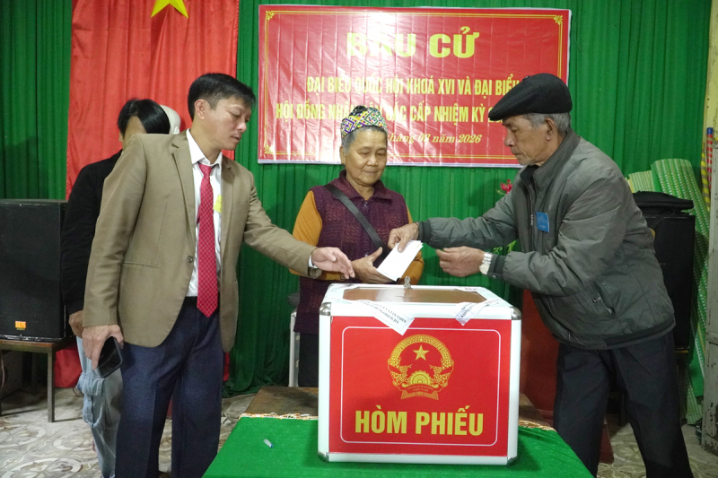 Cử tri vùng biên giới Nghệ An nô nức đi bầu cử -0