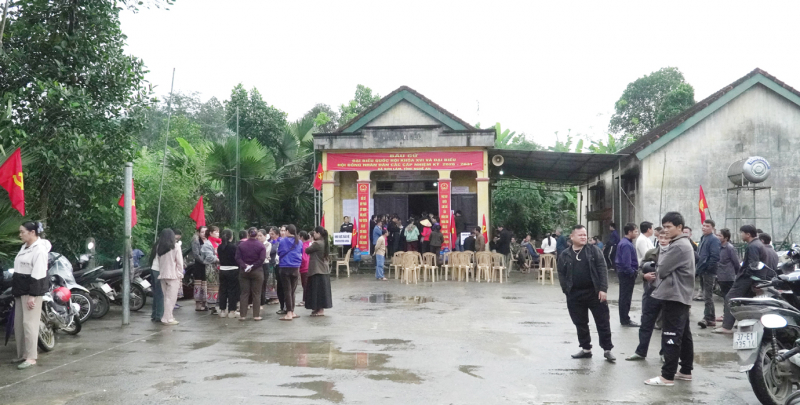 Cử tri vùng biên giới Nghệ An nô nức đi bầu cử -0