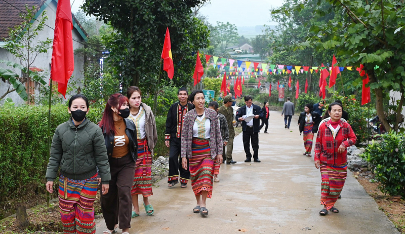 Cảnh sát dùng xe chuyên dụng hỗ trợ cử tri dân tộc Chứt đi bỏ phiếu -0