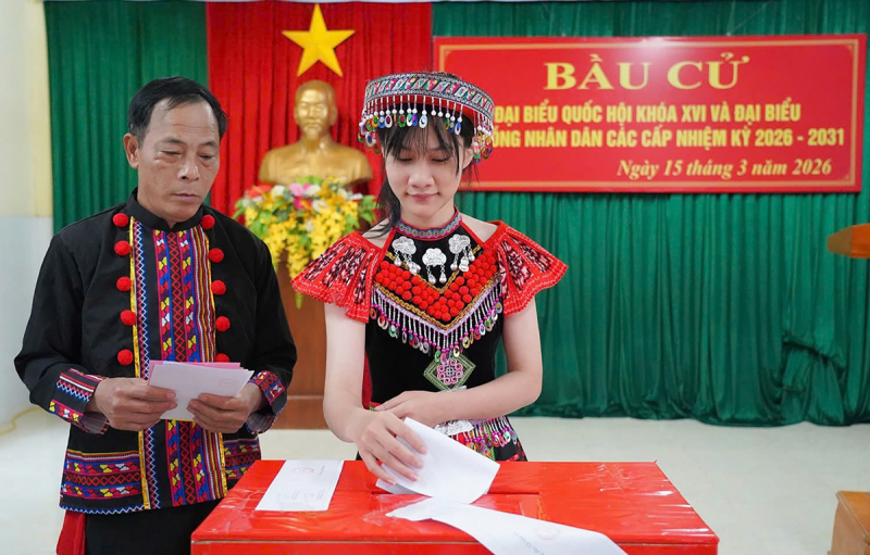 Cảnh sát dùng xe chuyên dụng hỗ trợ cử tri dân tộc Chứt đi bỏ phiếu -0