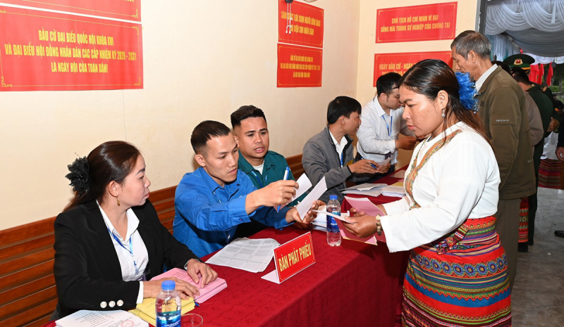 Cảnh sát dùng xe chuyên dụng hỗ trợ cử tri dân tộc Chứt đi bỏ phiếu -0