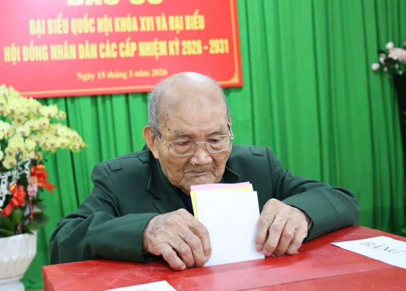 Hành trình 80 năm với lá phiếu cử tri của cụ ông 103 tuổi -0