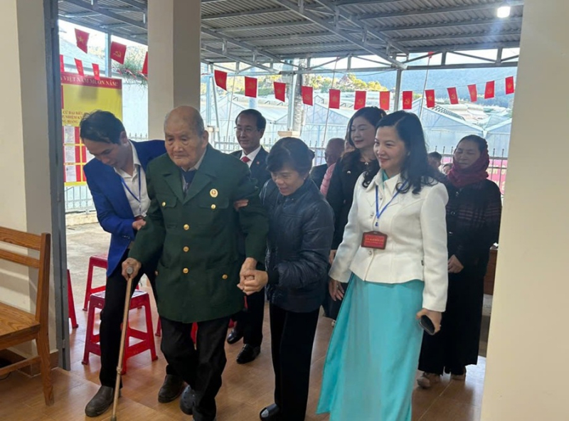 Hành trình 80 năm với lá phiếu cử tri của cụ ông 103 tuổi -0