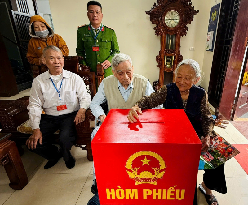 Công an Hải Phòng dìu bước cử tri cao tuổi đến ngày hội non sông -0