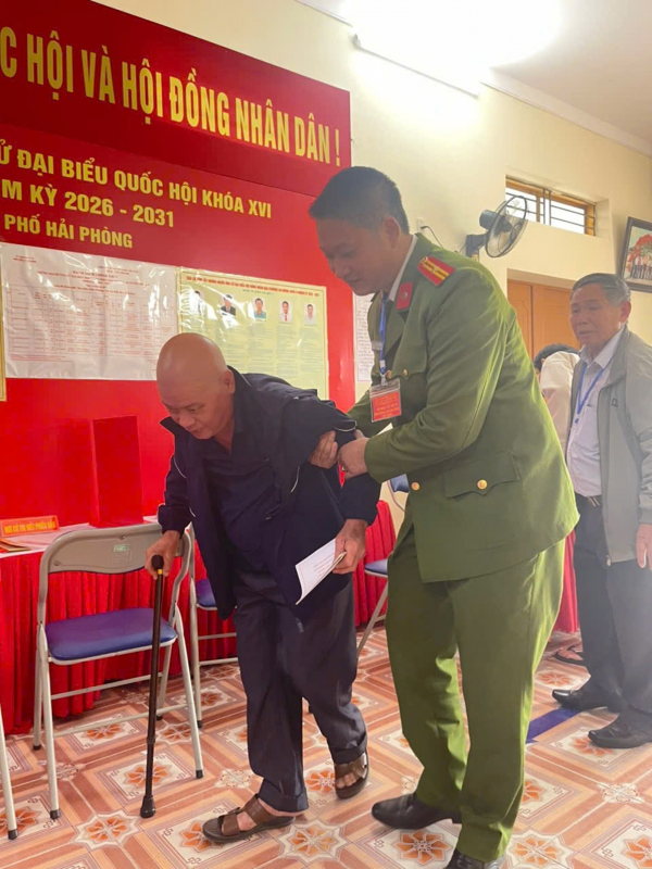 Công an Hải Phòng dìu bước cử tri cao tuổi đến ngày hội non sông -0