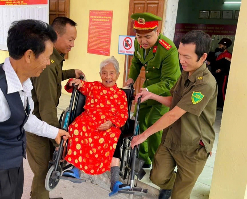 Công an Hải Phòng dìu bước cử tri cao tuổi đến ngày hội non sông -0
