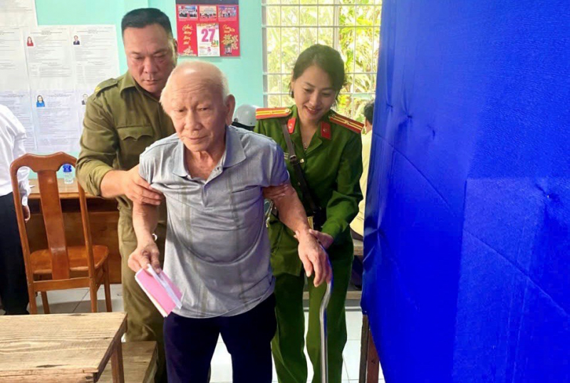 Thắm tình quân dân trong ngày hội non sông -0